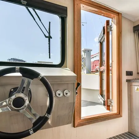 New Houseboat Center 'cruijff' ספינת מלון